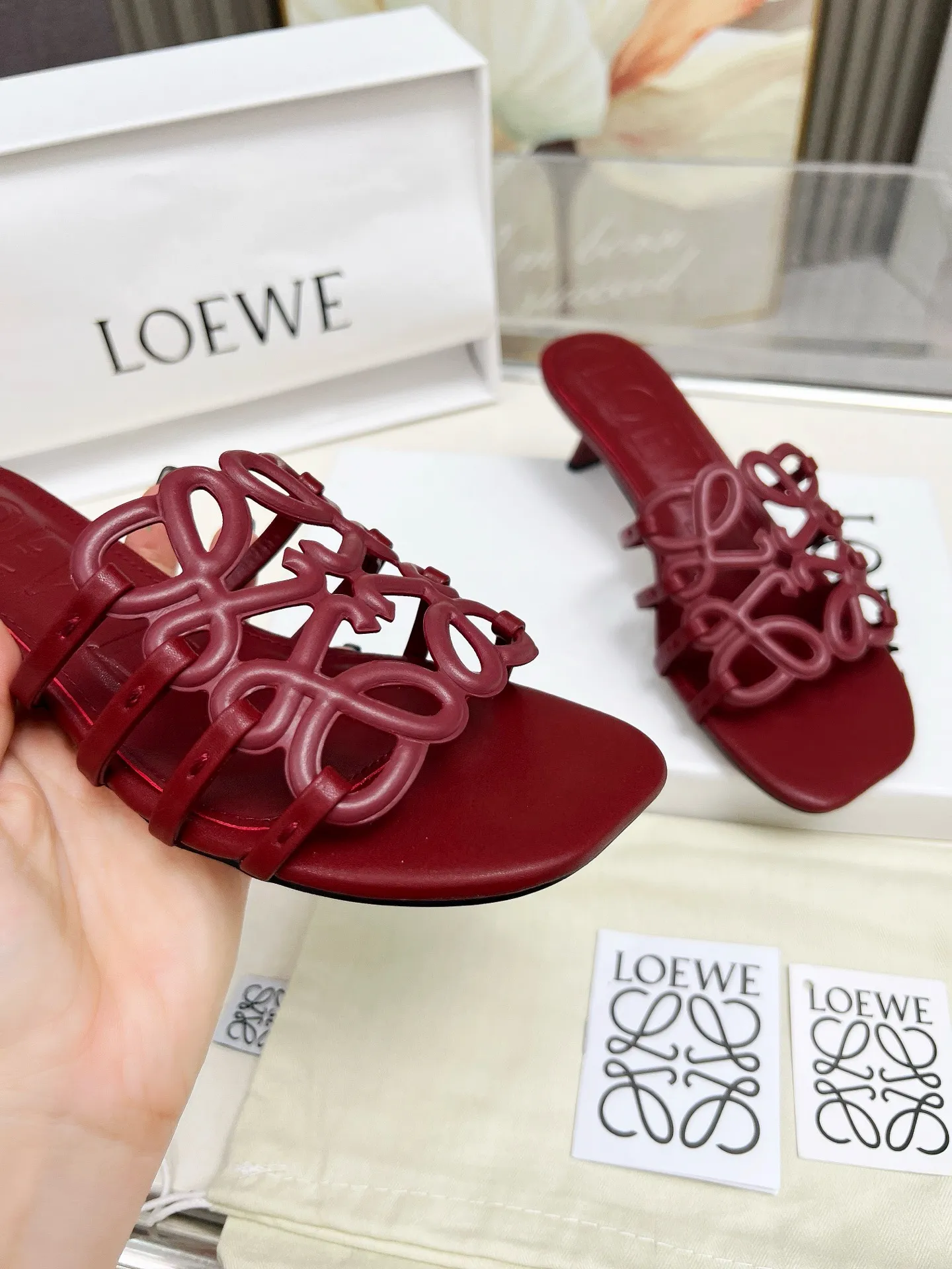 👟👟Ex-factory price 500👟👟 LOEWE 2025 SS summer limited edition hollow slippers, it is a very comprehensive noble fashion brand, highly recommended to all little fairies.   1⃣️Material: Imported cowhide 2⃣️Inner lining: Imported Italian lambskin, super soft and delicate 3⃣️Outsole: Imported Italian original original color genuine leather outsole Heel height 4.5 4⃣️Code number: 35 to 39 (40.41.42.43. Customized)